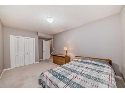 21 Sherwood Street Nw, Calgary, AB - Indoor Photo Showing Bedroom