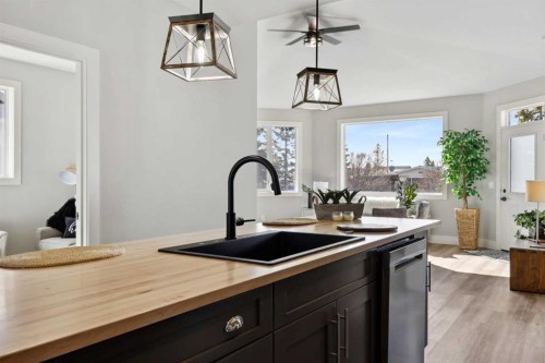 6-610 4 Avenue Sw, Sundre, AB - Indoor Photo Showing Kitchen
