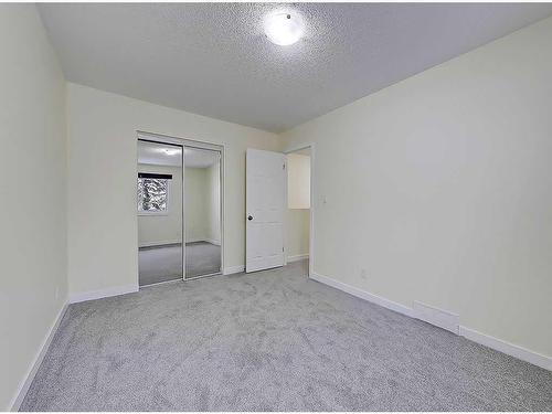 51-4936 Dalton Drive Nw, Calgary, AB - Indoor Photo Showing Other Room