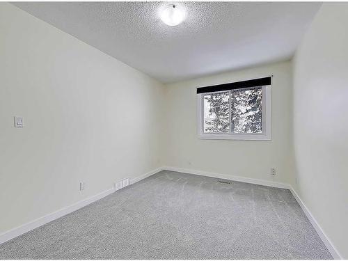 51-4936 Dalton Drive Nw, Calgary, AB - Indoor Photo Showing Other Room