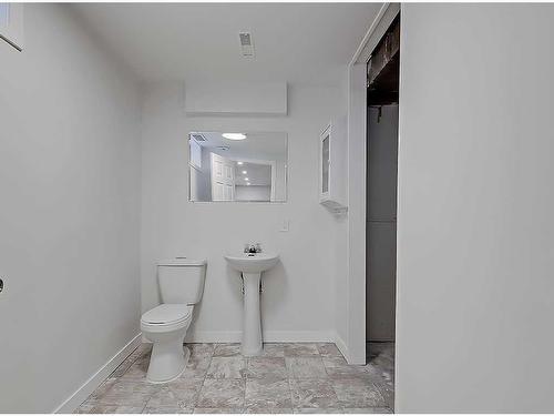 51-4936 Dalton Drive Nw, Calgary, AB - Indoor Photo Showing Bathroom