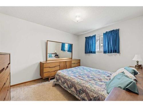 8636 47 Avenue Nw, Calgary, AB - Indoor Photo Showing Bedroom