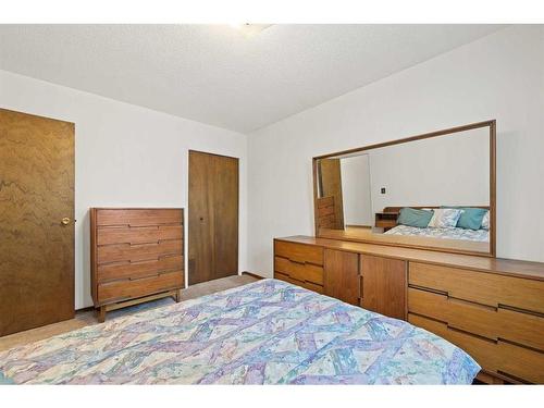 8636 47 Avenue Nw, Calgary, AB - Indoor Photo Showing Bedroom