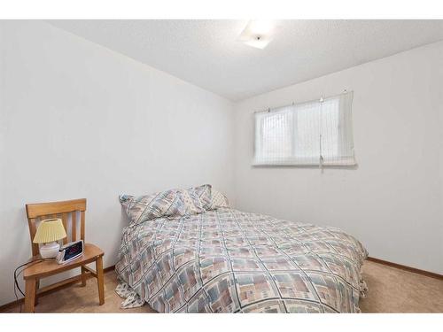 8636 47 Avenue Nw, Calgary, AB - Indoor Photo Showing Bedroom