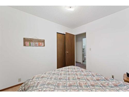 8636 47 Avenue Nw, Calgary, AB - Indoor Photo Showing Bedroom