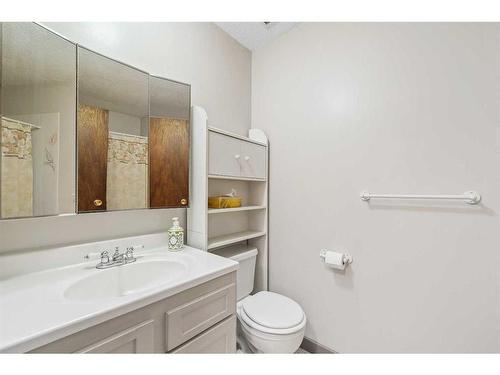 8636 47 Avenue Nw, Calgary, AB - Indoor Photo Showing Bathroom