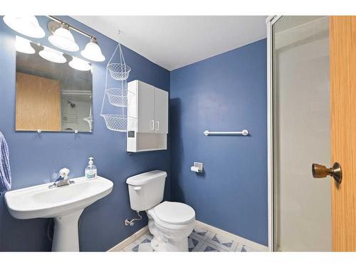 8636 47 Avenue Nw, Calgary, AB - Indoor Photo Showing Bathroom