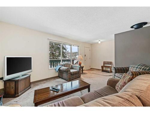 8636 47 Avenue Nw, Calgary, AB - Indoor Photo Showing Living Room