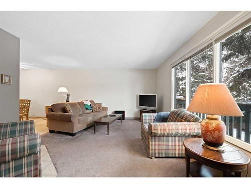 8636 47 Avenue Nw, Calgary, AB - Indoor Photo Showing Living Room