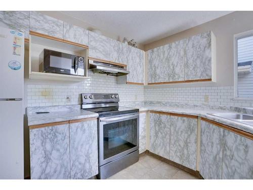 9029 21 Street Se, Calgary, AB - Indoor Photo Showing Kitchen