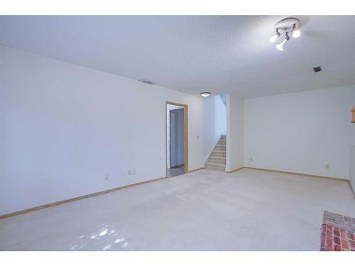 9029 21 Street Se, Calgary, AB - Indoor Photo Showing Other Room