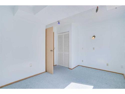 9029 21 Street Se, Calgary, AB - Indoor Photo Showing Other Room