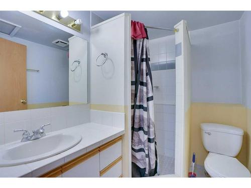 9029 21 Street Se, Calgary, AB - Indoor Photo Showing Bathroom