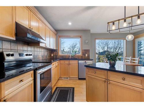 649 Hamptons Drive Nw, Calgary, AB - Indoor Photo Showing Kitchen