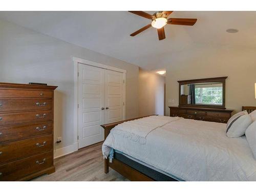 710 23 Avenue Nw, Calgary, AB - Indoor Photo Showing Bedroom