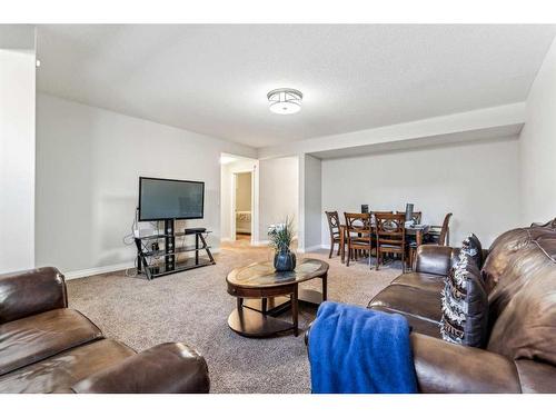 318 Mahogany Manor Se, Calgary, AB - Indoor Photo Showing Living Room