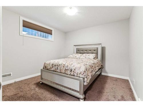 318 Mahogany Manor Se, Calgary, AB - Indoor Photo Showing Bedroom