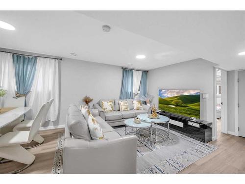 287 Templeside Circle Ne, Calgary, AB - Indoor Photo Showing Living Room