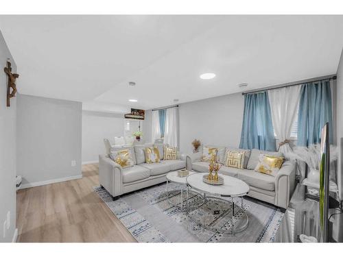 287 Templeside Circle Ne, Calgary, AB - Indoor Photo Showing Living Room