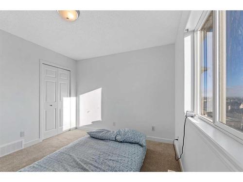 250 Covemeadow Crescent Ne, Calgary, AB - Indoor Photo Showing Bedroom