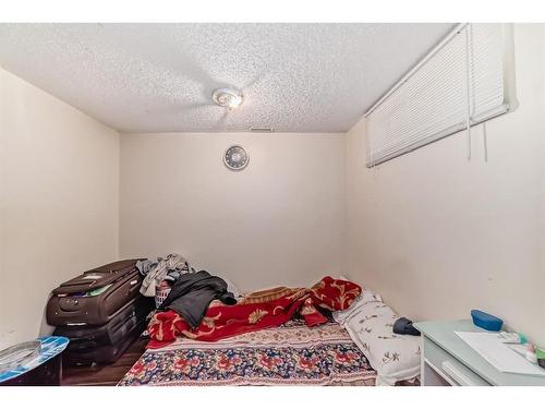 43 Castleridge Way Ne, Calgary, AB - Indoor Photo Showing Bedroom