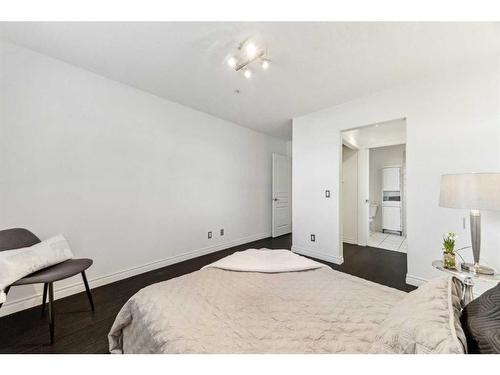 106-59 22 Avenue Sw, Calgary, AB - Indoor Photo Showing Bedroom