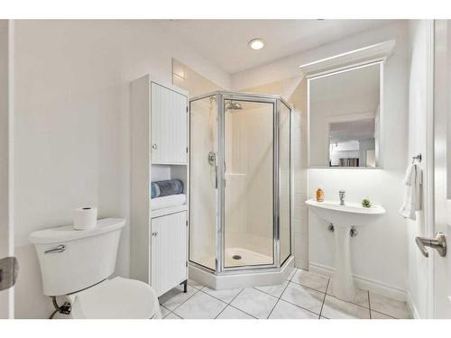 106-59 22 Avenue Sw, Calgary, AB - Indoor Photo Showing Bathroom