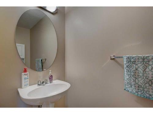 27 Spring Meadows Bay, Okotoks, AB - Indoor Photo Showing Bathroom