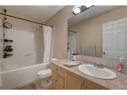 27 Spring Meadows Bay, Okotoks, AB - Indoor Photo Showing Bathroom