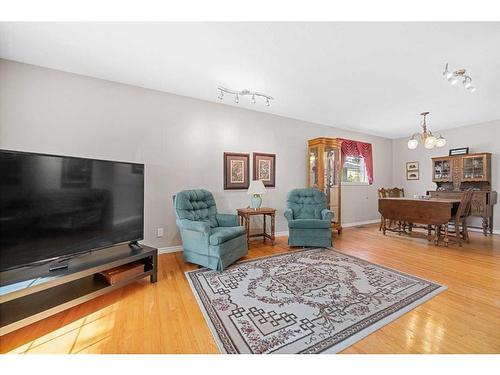 560 Willacy Drive Se, Calgary, AB - Indoor Photo Showing Living Room