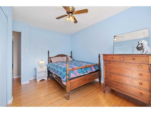 560 Willacy Drive Se, Calgary, AB - Indoor Photo Showing Bedroom