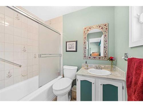 560 Willacy Drive Se, Calgary, AB - Indoor Photo Showing Bathroom