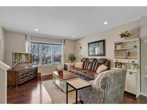 124 Panamount Way Nw, Calgary, AB - Indoor Photo Showing Living Room