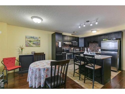 905 Mckinnon Drive Ne, Calgary, AB - Indoor Photo Showing Dining Room