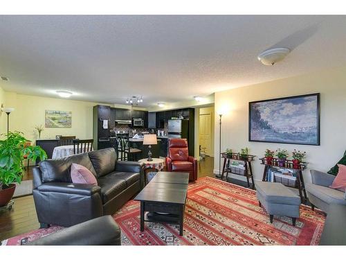 905 Mckinnon Drive Ne, Calgary, AB - Indoor Photo Showing Living Room