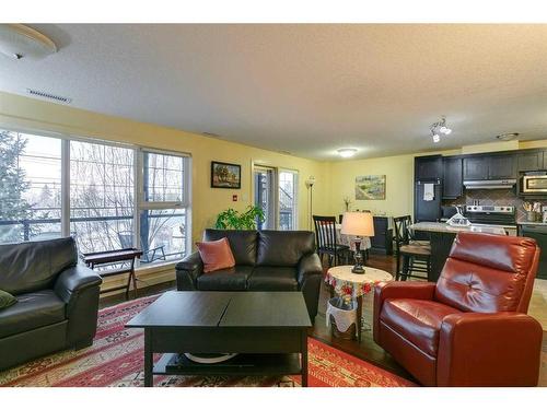 905 Mckinnon Drive Ne, Calgary, AB - Indoor Photo Showing Living Room