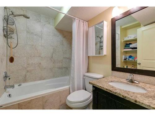 905 Mckinnon Drive Ne, Calgary, AB - Indoor Photo Showing Bathroom