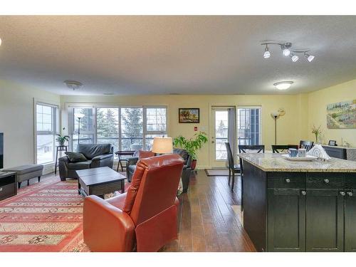 905 Mckinnon Drive Ne, Calgary, AB - Indoor Photo Showing Living Room