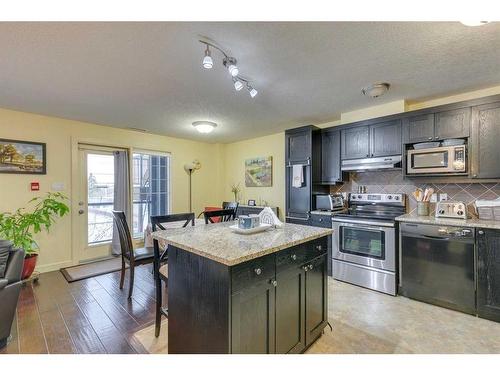 905 Mckinnon Drive Ne, Calgary, AB - Indoor Photo Showing Kitchen