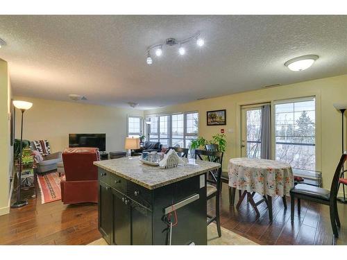 905 Mckinnon Drive Ne, Calgary, AB - Indoor Photo Showing Dining Room