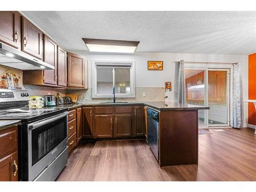 81 Castleglen Road Ne, Calgary, AB - Indoor Photo Showing Kitchen