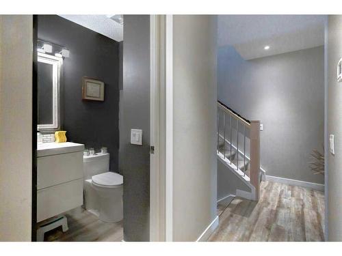 7-10001 Brookpark Boulevard Sw, Calgary, AB - Indoor Photo Showing Bathroom