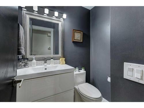 7-10001 Brookpark Boulevard Sw, Calgary, AB - Indoor Photo Showing Bathroom