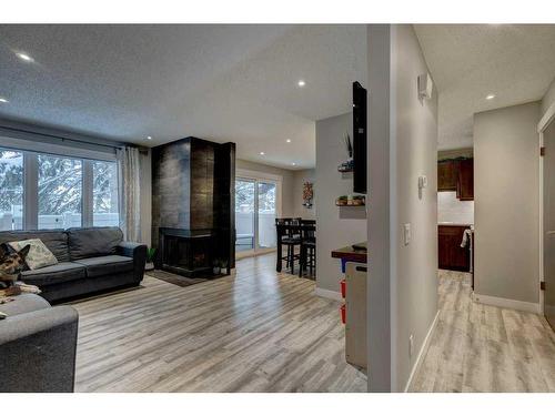 7-10001 Brookpark Boulevard Sw, Calgary, AB - Indoor Photo Showing Living Room