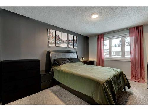 7-10001 Brookpark Boulevard Sw, Calgary, AB - Indoor Photo Showing Bedroom