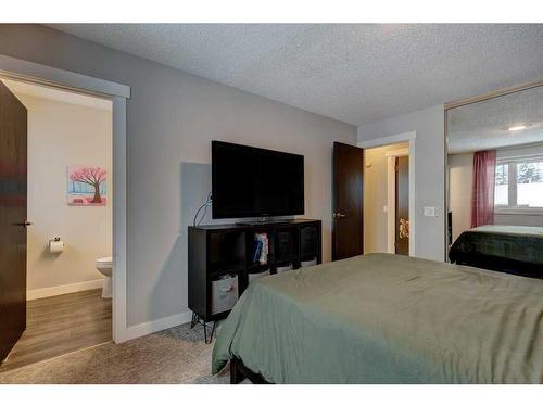 7-10001 Brookpark Boulevard Sw, Calgary, AB - Indoor Photo Showing Bedroom