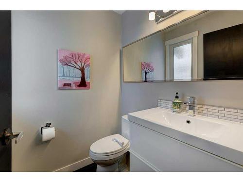 7-10001 Brookpark Boulevard Sw, Calgary, AB - Indoor Photo Showing Bathroom