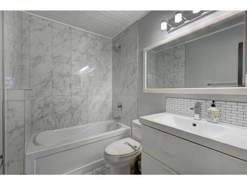 7-10001 Brookpark Boulevard Sw, Calgary, AB - Indoor Photo Showing Bathroom