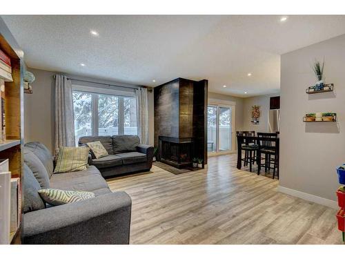 7-10001 Brookpark Boulevard Sw, Calgary, AB - Indoor Photo Showing Living Room