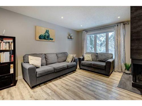 7-10001 Brookpark Boulevard Sw, Calgary, AB - Indoor Photo Showing Living Room